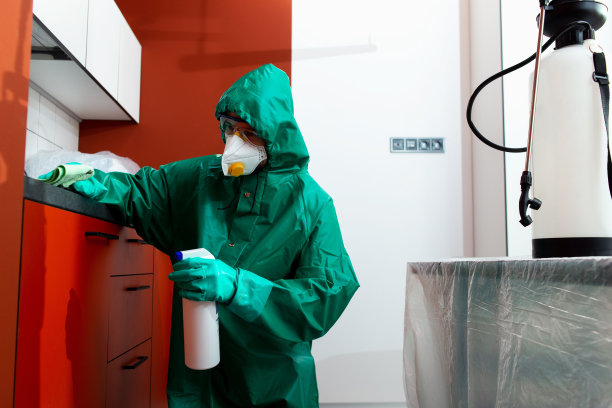 小心的人用清洁液擦拭家具照片图片下载