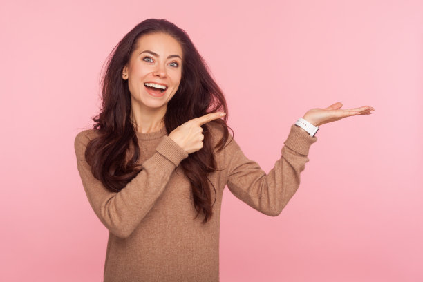 哇，看商业提案!活泼快乐的女人的肖像指着她手掌上的拷贝空间图片下载