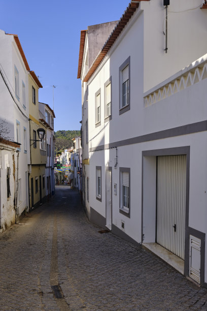 o欺骗性的村庄装饰了晚会。在葡萄牙阿尔加维的罗塔维琴蒂纳和渔民小径上独自徒步旅行的背包客。行走在悬崖，海洋，自然和海滩之间。图片下载