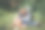 长发女子和背着背包坐在森林草地上的男子。享受大自然的乐趣，拥抱和亲吻图片下载