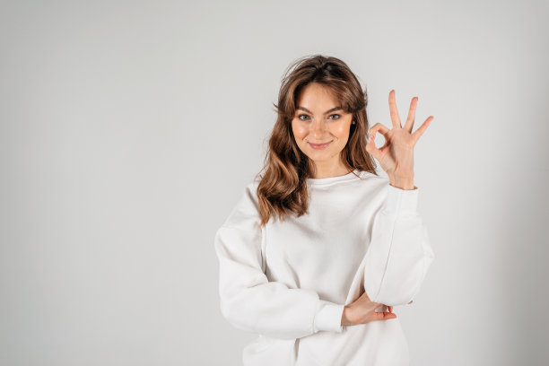 近距离的照片美丽的黑发女士，显示良好的姿态，积极的反馈服务或产品。在白色背景上隔离图片下载