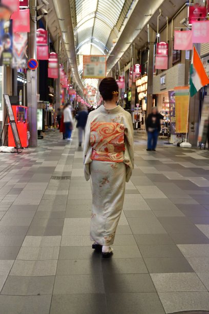 穿着和服的日本妇女行走在京都购物中心图片下载