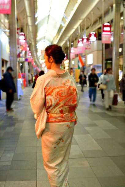 穿着和服的日本妇女行走在京都购物中心图片下载