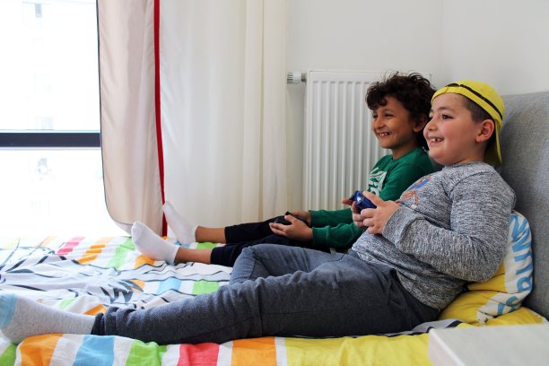 孩子们玩电脑游戏图片下载