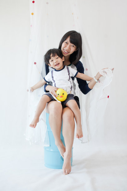 妈妈和她的小儿子在家里玩图片下载