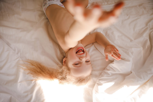 小女孩在家玩得很开心。图片下载