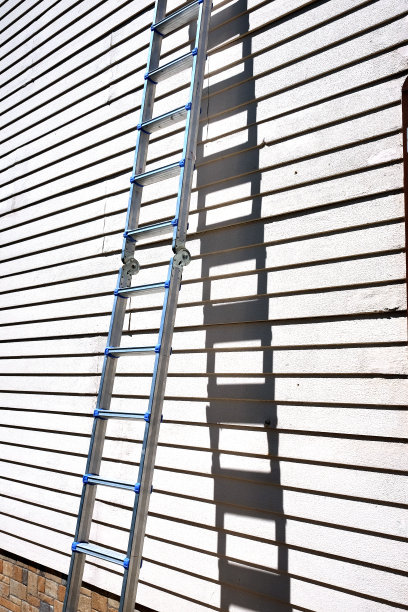 梯子在墙壁上图片下载