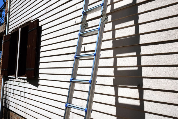 梯子在墙壁上图片下载