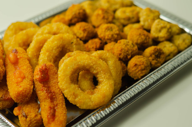 银盘子里放着南方炸鸡、烤鸡、洋葱圈和马苏里拉奶酪条图片下载