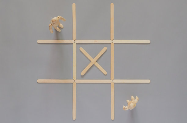 两个木制模型保持距离与间隙。图片下载