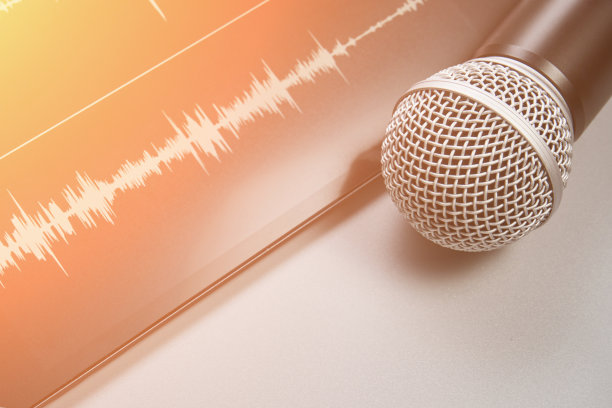 播客记录。麦克风和音轨。灰色单色图片下载