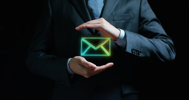 有经验的卖方或银行或保险经纪人手中的信封。图片下载