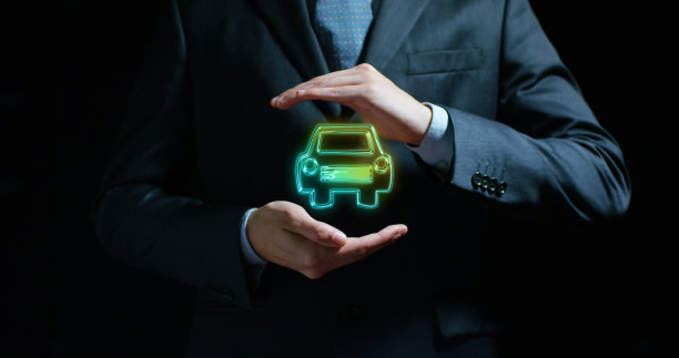 有经验的卖家或银行或保险经纪人手中的汽车。图片下载