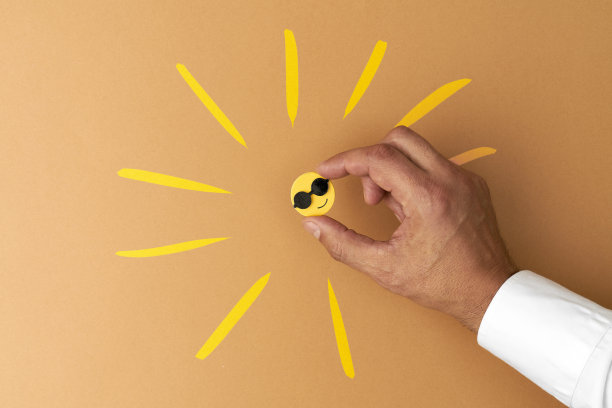 男性手画太阳，形象化概念图片下载