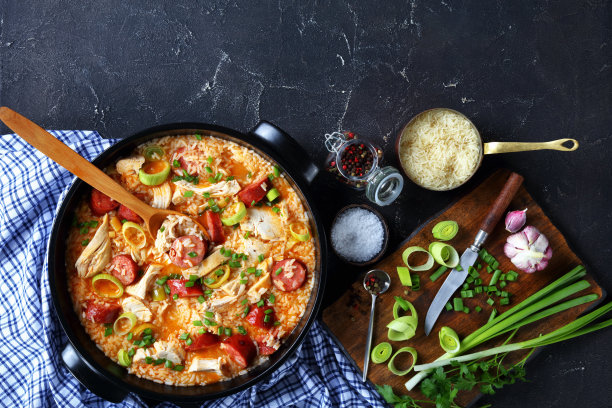 南卡罗来纳热菜:鸡肉，米饭，烟熏香肠，韭菜和鸡汤一起烤图片下载