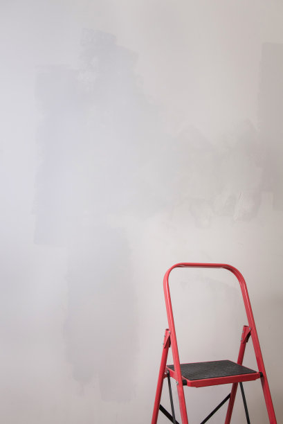 梯子靠近灰色墙壁背景，复制空间图片下载