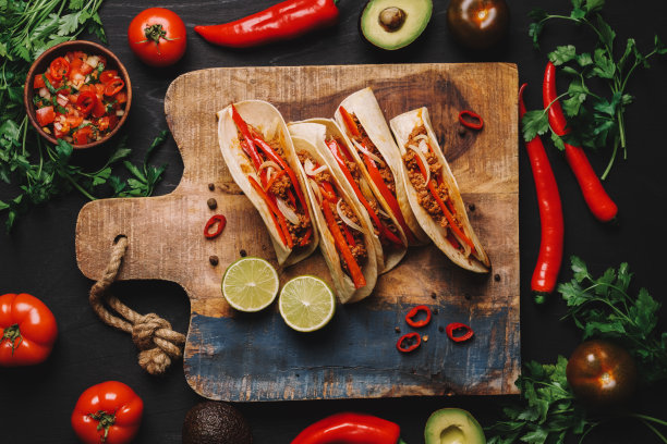 小麦玉米饼，碎牛肉，蔬菜和香料在深色的背景。制作肉玉米饼的传统配料图片下载