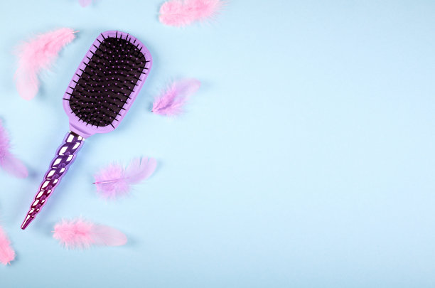 头发梳在颜色背景上。图片下载