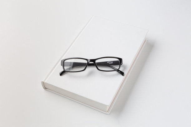 读一本白色封面的书图片下载