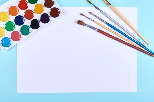 水彩颜料和画笔在蓝色的背景。图片下载