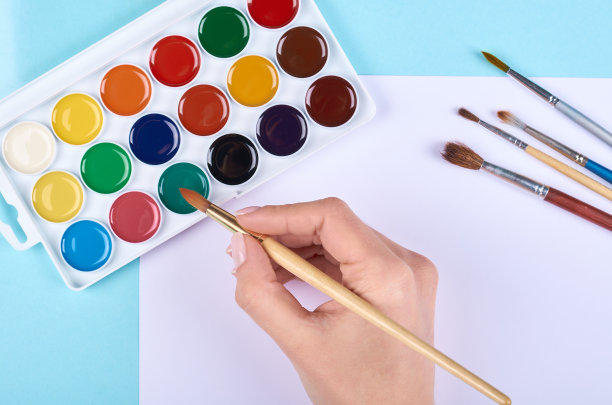 水彩颜料和画笔在蓝色的背景。图片下载