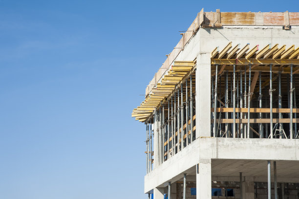 阳光明媚的日子里，正在建造的现代化公寓大楼。图片下载