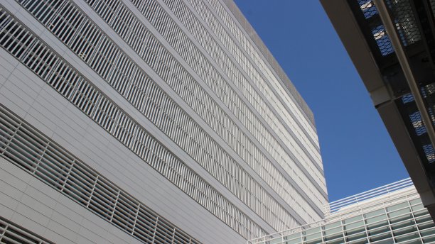 窗户，布置在网格上，一个新的钢建筑的一部分(科学杆，布宜诺斯艾利斯)图片下载