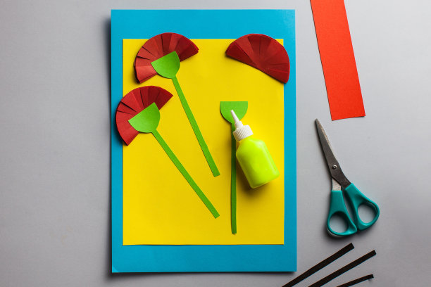 如何在家里用康乃馨的纸做一个申请。5月9日的胜利日红康乃馨。一步一步的照片说明。步骤8。DIY儿童艺术项目。图片下载