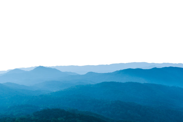 高山和森林山景观的剪影孤立在白色的背景图片下载