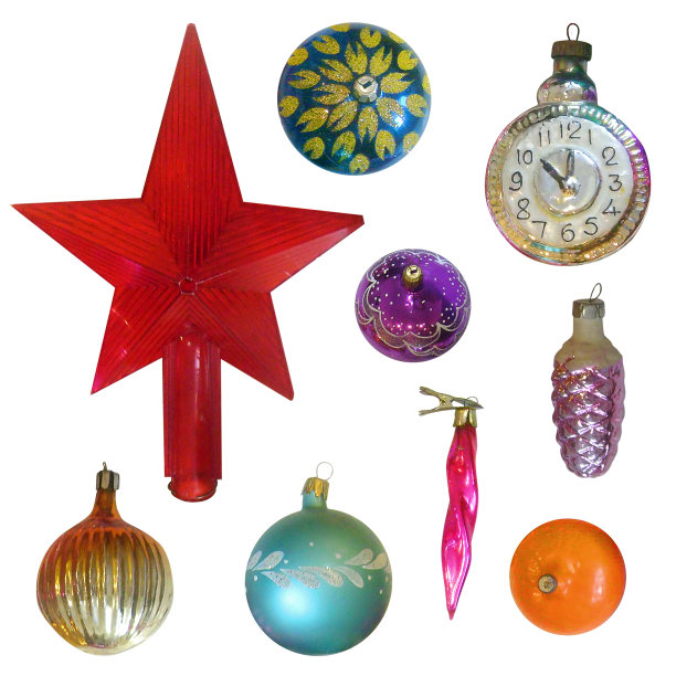 复古的苏联复古玻璃圣诞玩具孤立在白色的背景。圣诞装饰品，手表，红星，球，冰柱，蛋筒，洋葱，葡萄。奶奶“u2019s继承图片下载