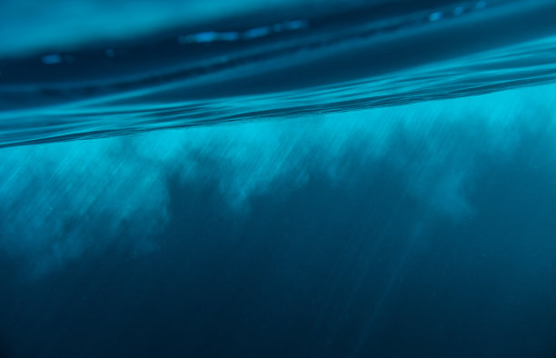 水下视野的海面与阳光透过水图片下载