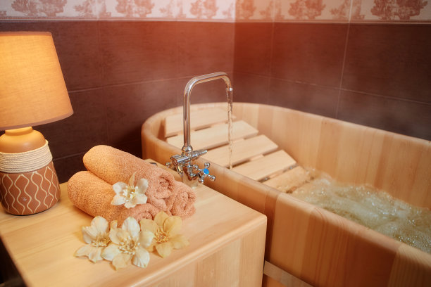 在沙龙的水疗治疗，以纾缓疲劳在传统民间风格的木浴与水疗按摩图片下载