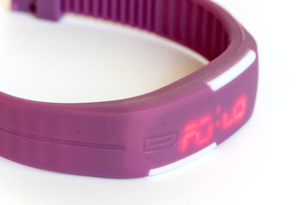 紫色橡胶数字手表在白色的背景图片下载