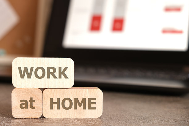 特写镜头。副本的空间。冠状病毒大流行的概念。带题字的木方在家里工作。图片下载