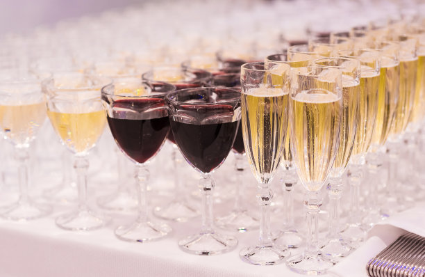 美味明亮的饮料摆在桌上图片下载