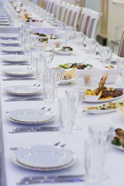 饭桌上的一个动作图片下载