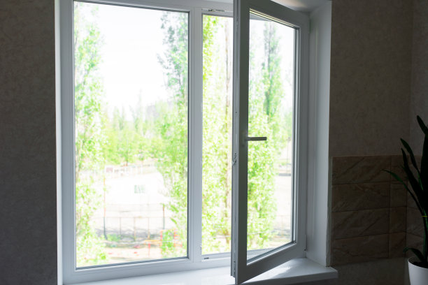 打开厨房的塑料窗图片下载