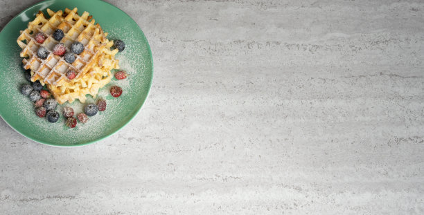 蛋饼里有鸡肉，甜菜和木勺软底图片下载