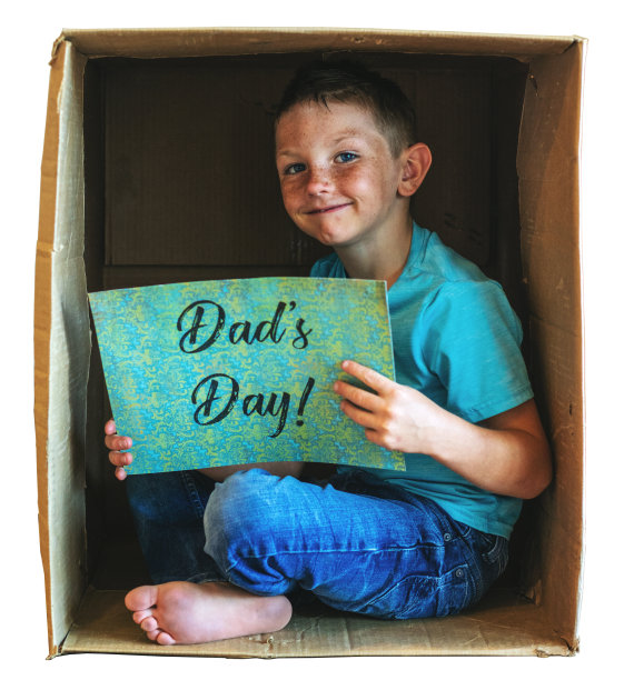 男孩抱着父亲节签名儿童受限系列，涉及与疾病危机期间的避难所相关的纸箱图片下载