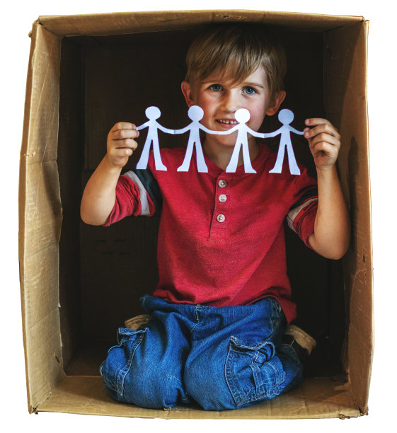 男孩拿纸人链儿童限制系列涉及纸箱有关的避难所在疾病危机图片下载