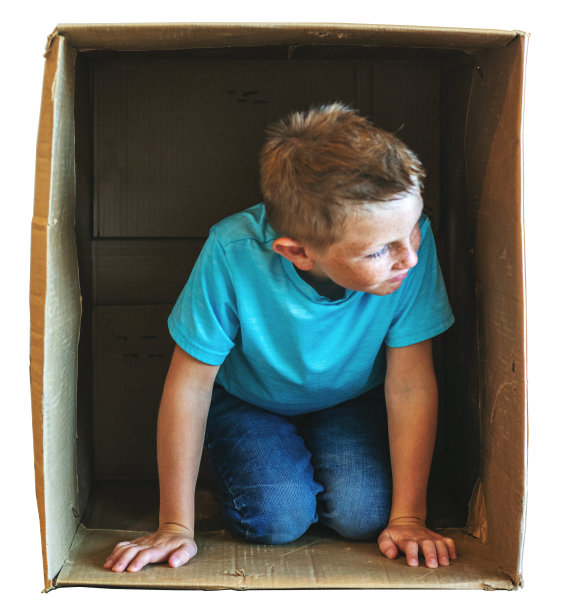 男孩期待自由儿童限制系列涉及纸箱有关的避难所在疾病危机图片下载