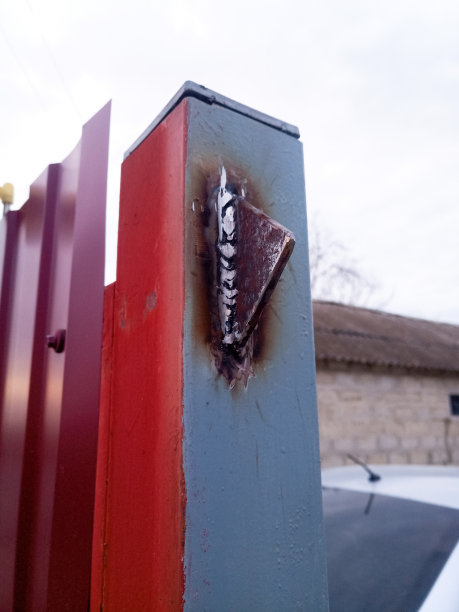 门开器在门柱上。图片下载