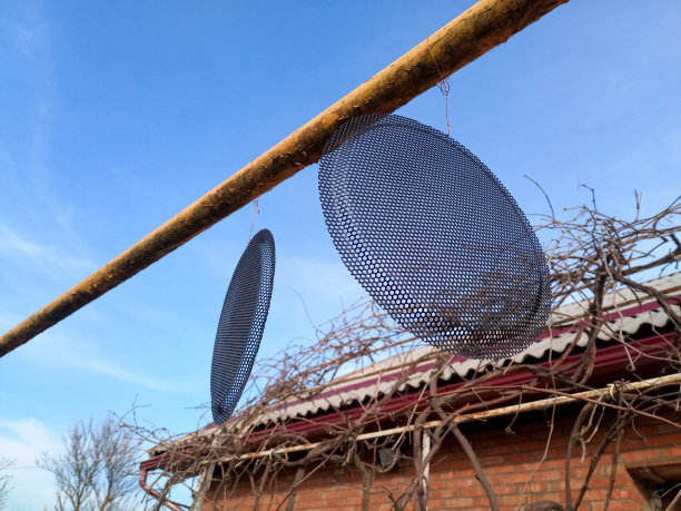 用黑色涂料涂上隔音防护网。恢复旧的音响。图片下载