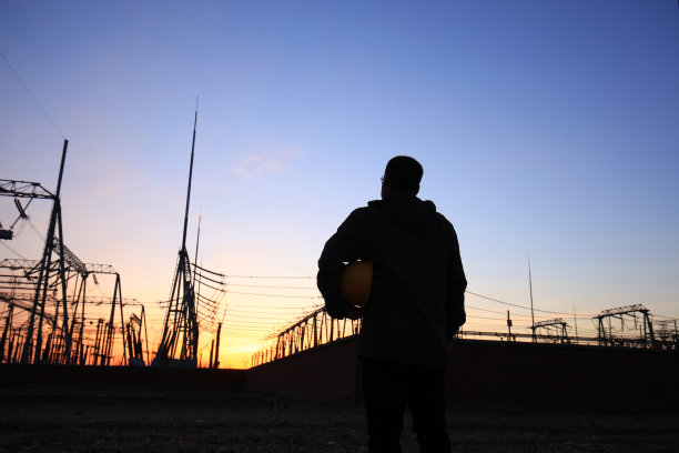 电力工人和电塔的轮廓图片下载