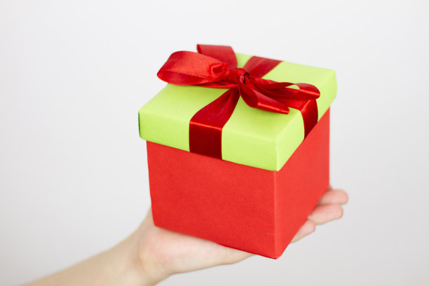 手捧精美礼品盒，女性孤立赠送礼品，模仿起来图片下载