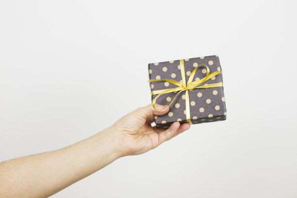 手握圣诞或情人节礼物。孤立的背景。俯视图图片下载