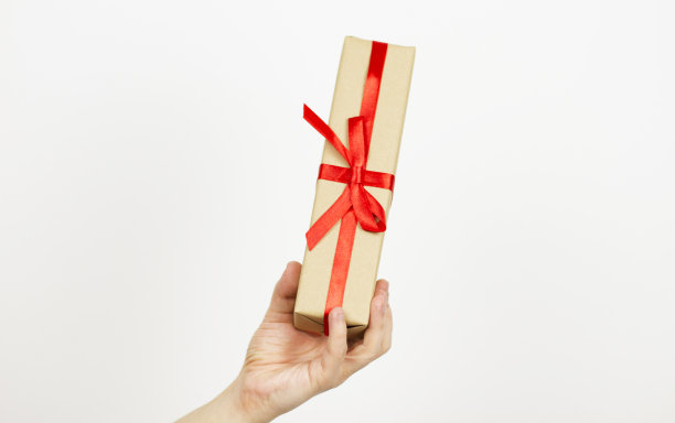 男手牵礼物送给孤立的活着的女友图片下载
