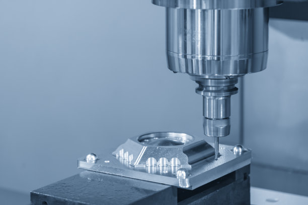 数控铣床采用整体立铣刀切割模具零件。图片下载