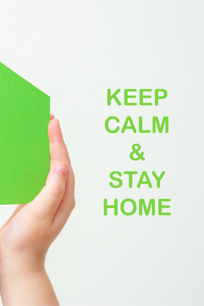 手握绿纸屋。图片下载