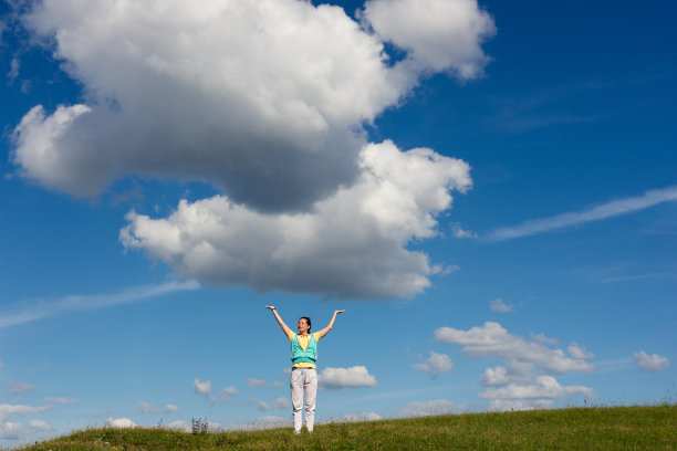 在山上徒步旅行的成年妇女享受着健康的生活方式图片下载